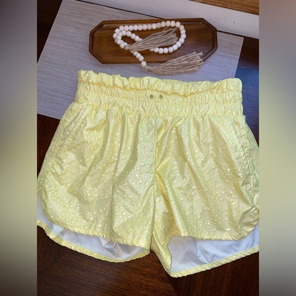 ZYIA Pants - Zyia Active Lemon Fizzy Bubble Shorts Medium